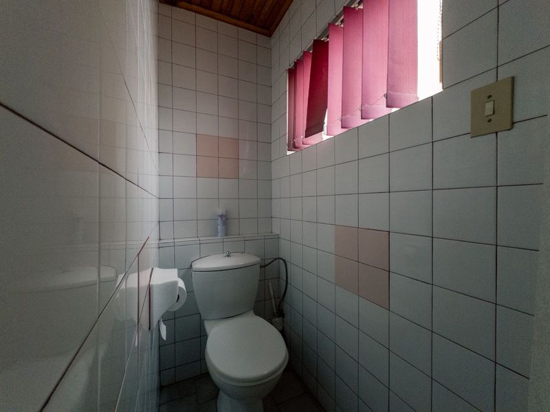 A Grand Family Haven with Space for Everyone – Including the In-Laws - Photo 9