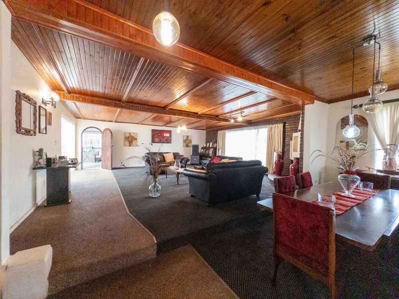 A Grand Family Haven with Space for Everyone – Including the In-Laws - Photo 7