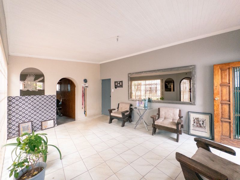 A Grand Family Haven with Space for Everyone – Including the In-Laws - Photo 6