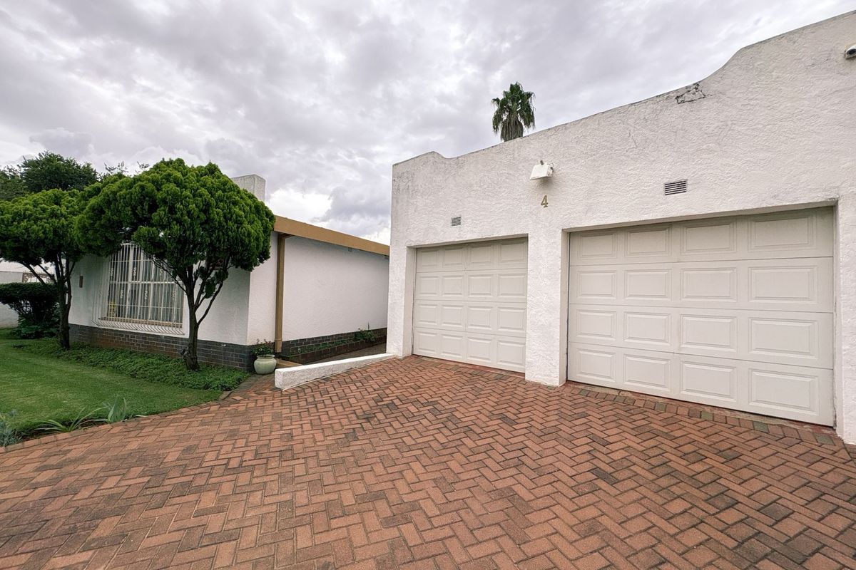 A Grand Family Haven with Space for Everyone – Including the In-Laws - Photo 2