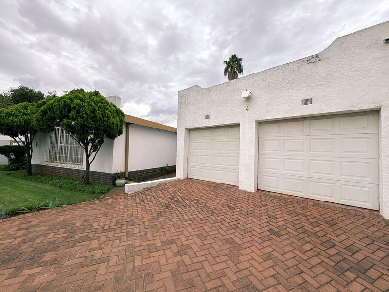 A Grand Family Haven with Space for Everyone – Including the In-Laws - Photo 2