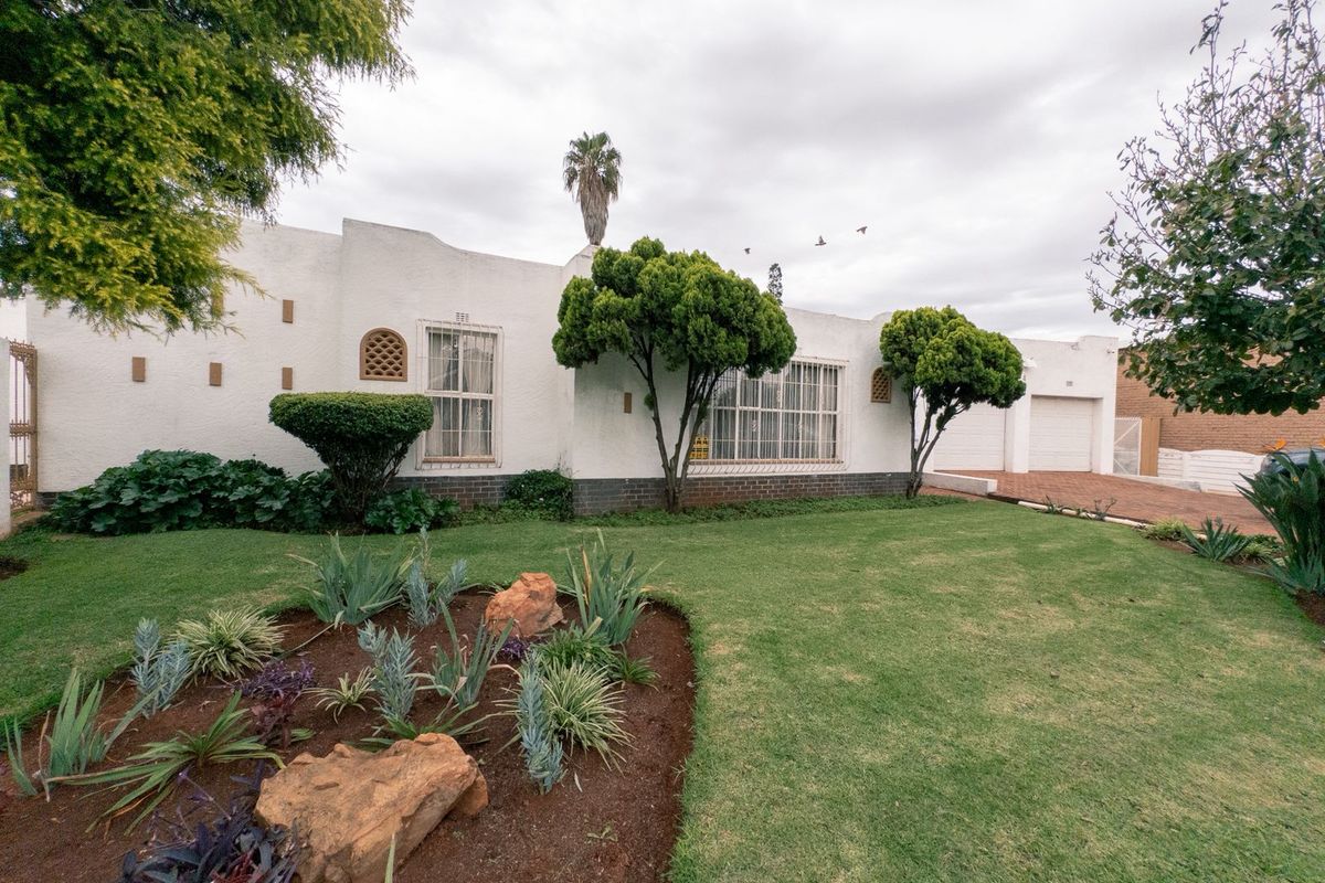 A Grand Family Haven with Space for Everyone – Including the In-Laws - Photo 3