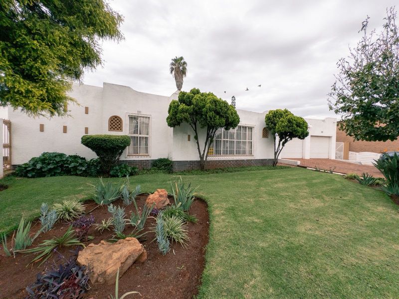 A Grand Family Haven with Space for Everyone – Including the In-Laws - Photo 3