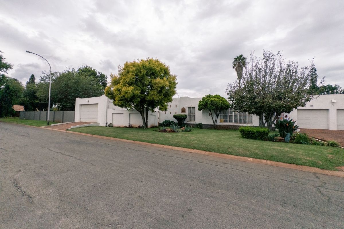 A Grand Family Haven with Space for Everyone – Including the In-Laws - Photo 4