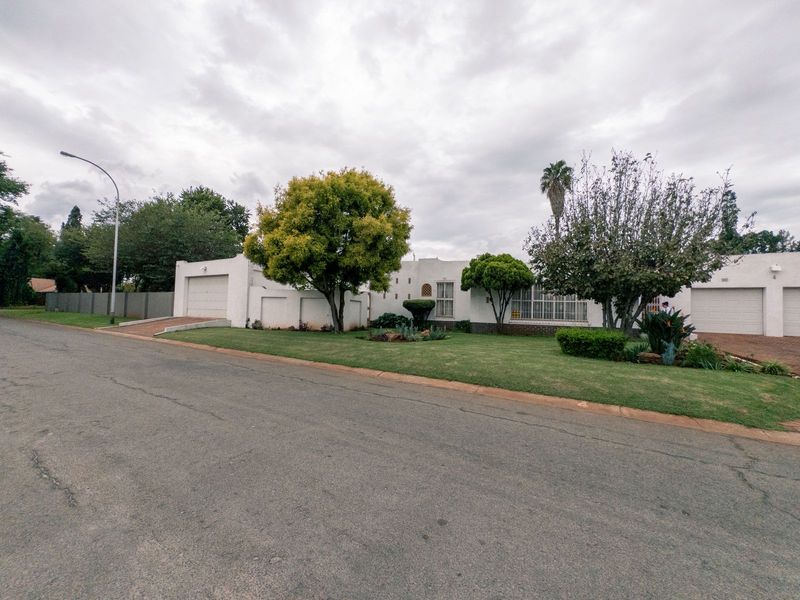 A Grand Family Haven with Space for Everyone – Including the In-Laws - Photo 4