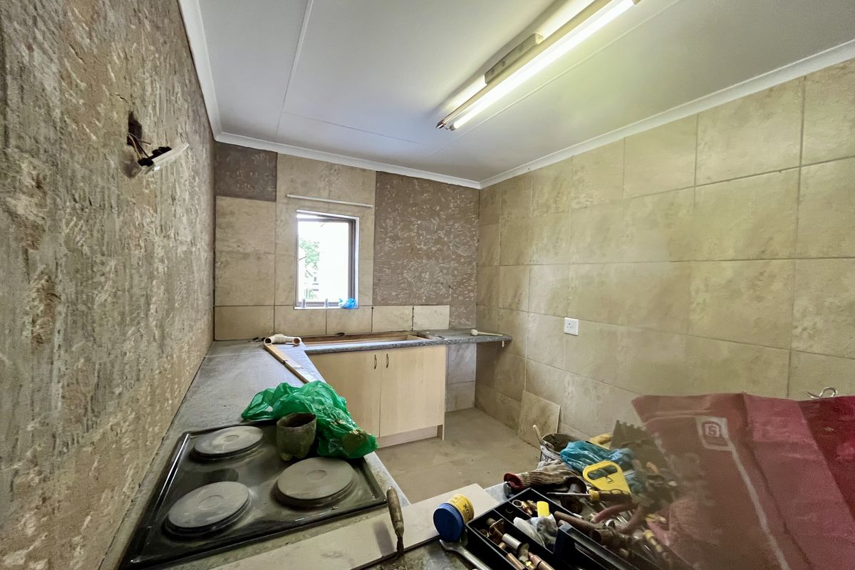 Newly Renovated 2 Bedroom House To Let in Stonehenge - Photo 2