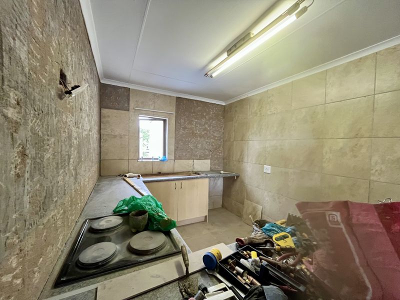 Newly Renovated 2 Bedroom House To Let in Stonehenge - Photo 2
