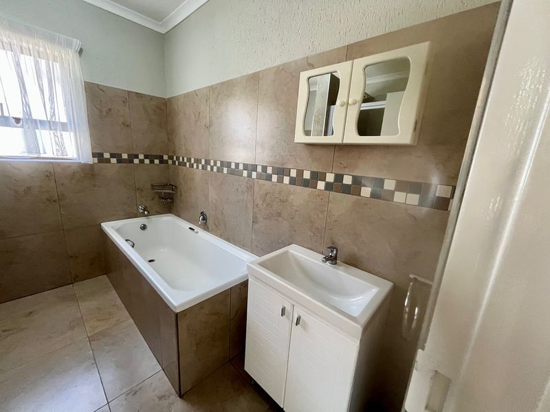 Newly Renovated 2 Bedroom House To Let in Stonehenge - Photo 10
