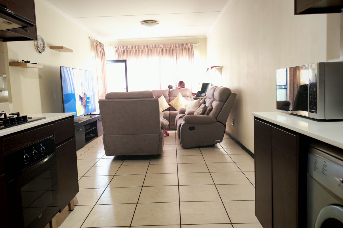 2 BED APARTMENT - Photo 4