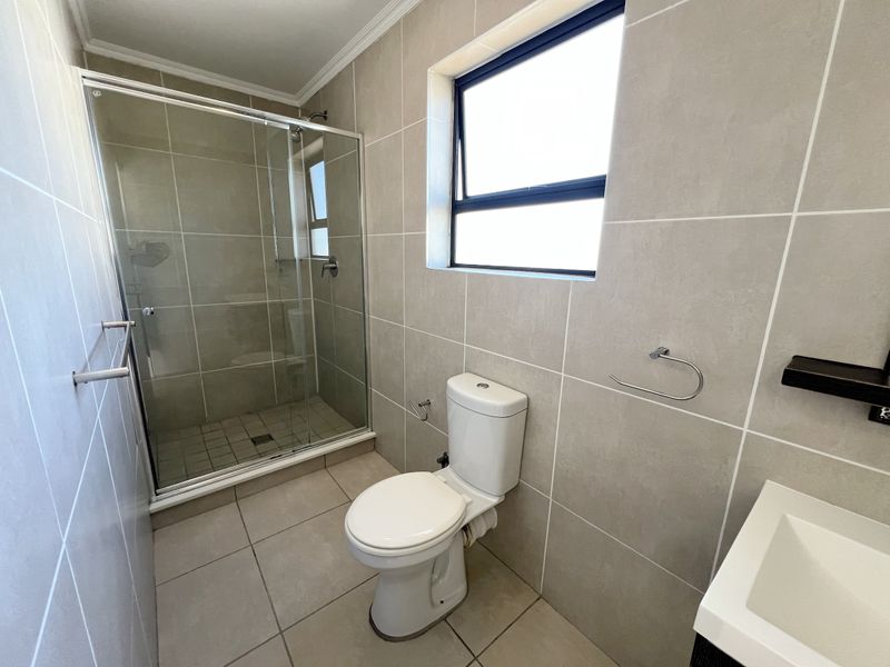 Top-Floor Luxury Living with Sunshine, Style & Unmatched Lifestyle Convenience - Photo 8