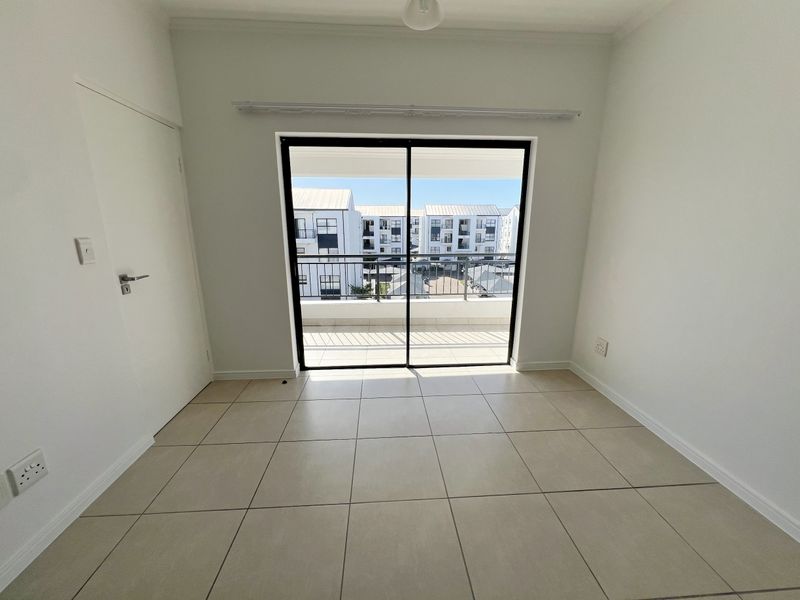 Top-Floor Luxury Living with Sunshine, Style & Unmatched Lifestyle Convenience - Photo 10