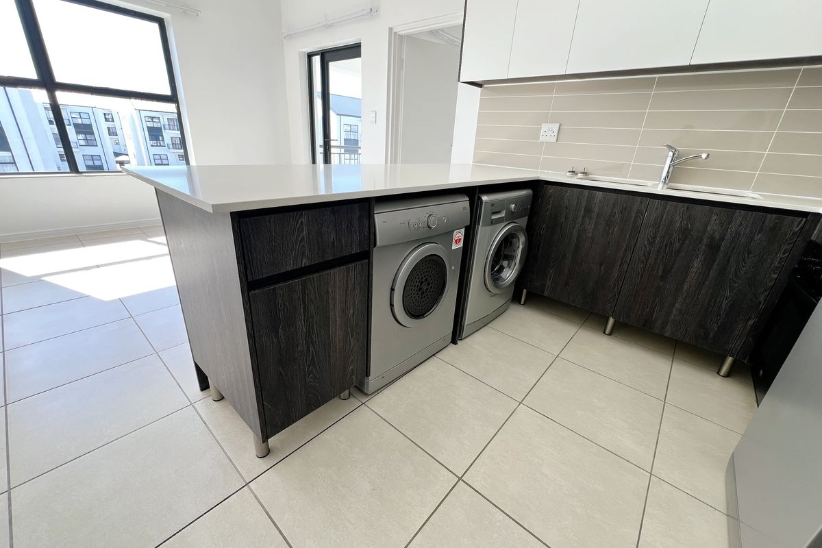 Top-Floor Luxury Living with Sunshine, Style & Unmatched Lifestyle Convenience - Photo 4