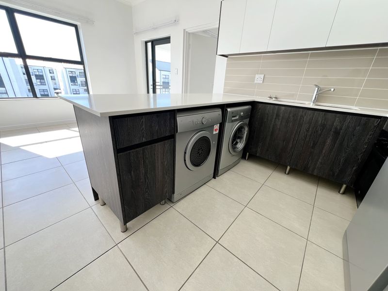 Top-Floor Luxury Living with Sunshine, Style & Unmatched Lifestyle Convenience - Photo 4