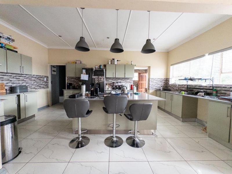 Four bedroom home for sale - Photo 6