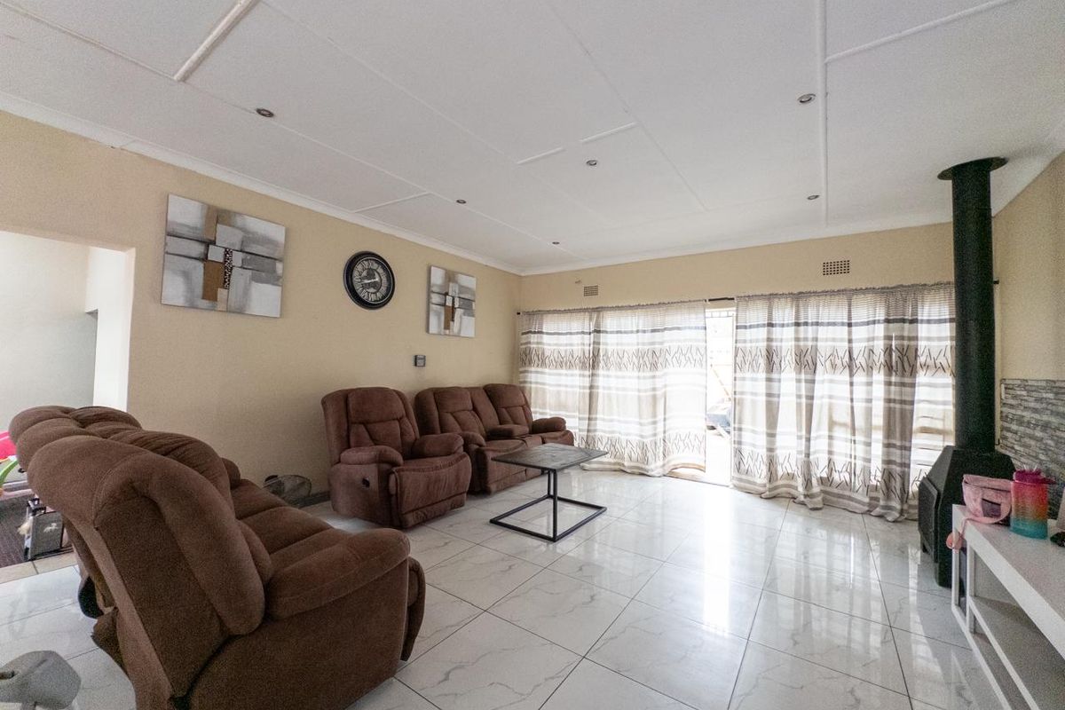 Four bedroom home for sale - Photo 5