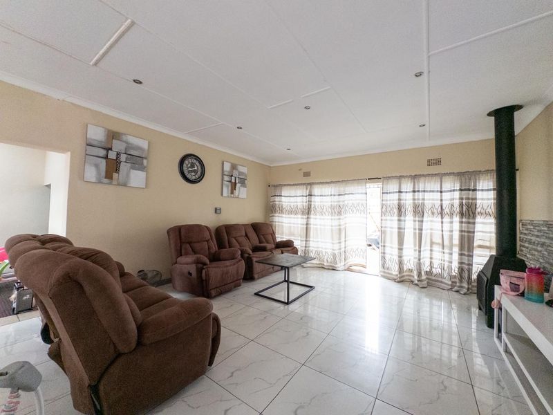 Four bedroom home for sale - Photo 5