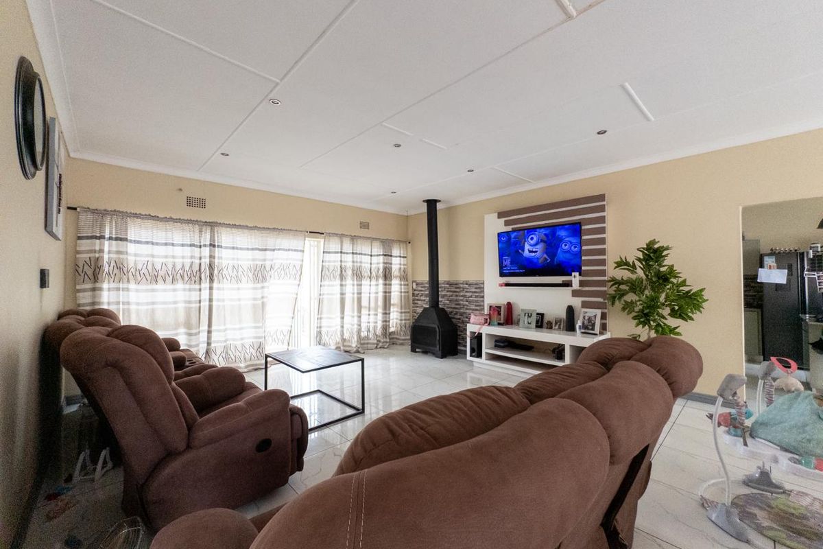 Four bedroom home for sale - Photo 4