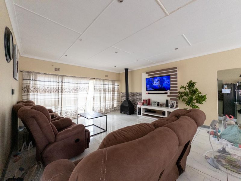 Four bedroom home for sale - Photo 4