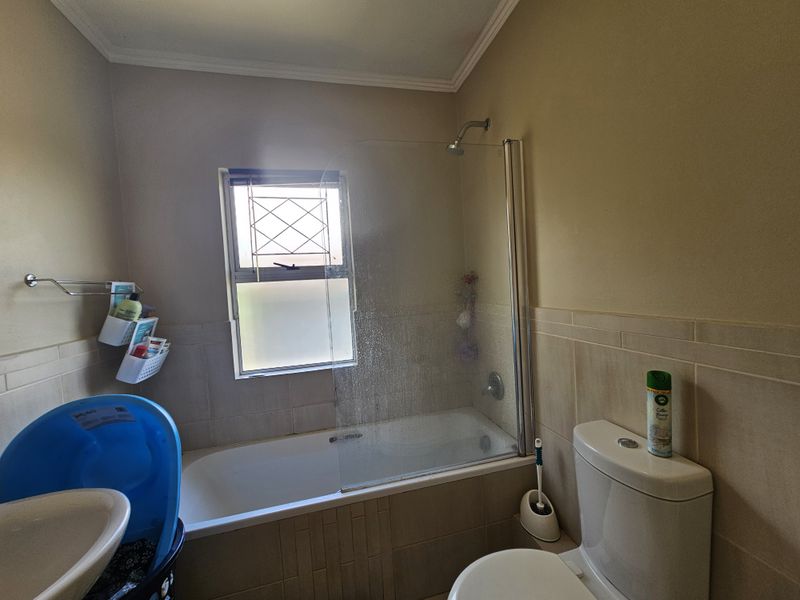 2-Bedroom Top Floor Apartment in Manor Mews, Manor Estate - Photo 9