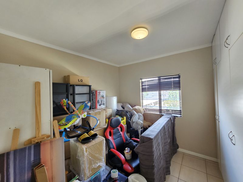 2-Bedroom Top Floor Apartment in Manor Mews, Manor Estate - Photo 8