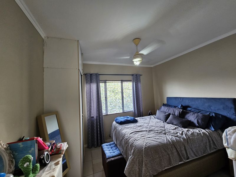 2-Bedroom Top Floor Apartment in Manor Mews, Manor Estate - Photo 7