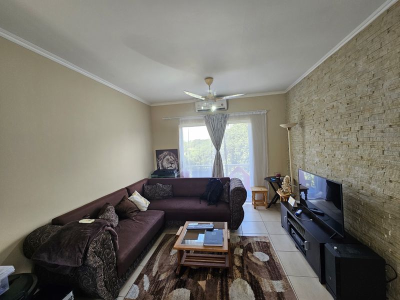 2-Bedroom Top Floor Apartment in Manor Mews, Manor Estate - Photo 6