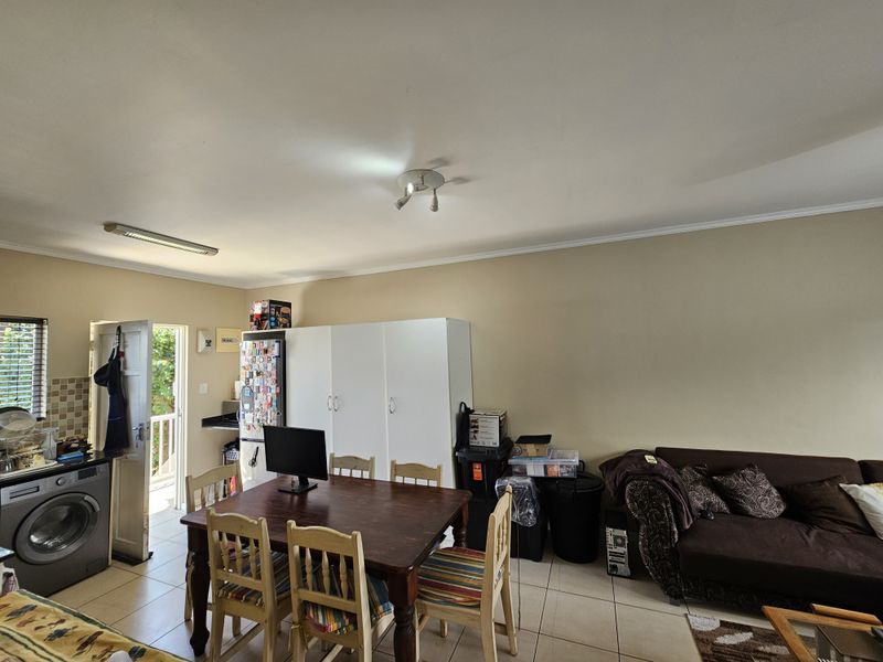 2-Bedroom Top Floor Apartment in Manor Mews, Manor Estate - Photo 4