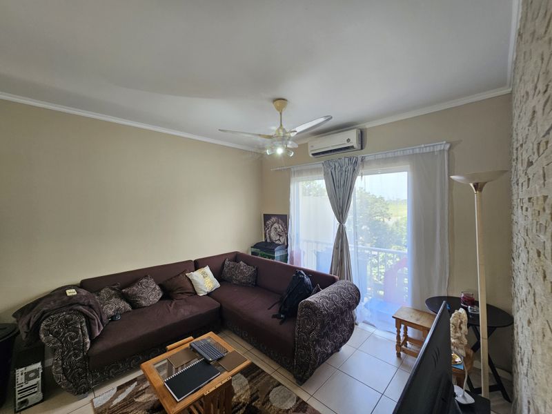 2-Bedroom Top Floor Apartment in Manor Mews, Manor Estate - Photo 5