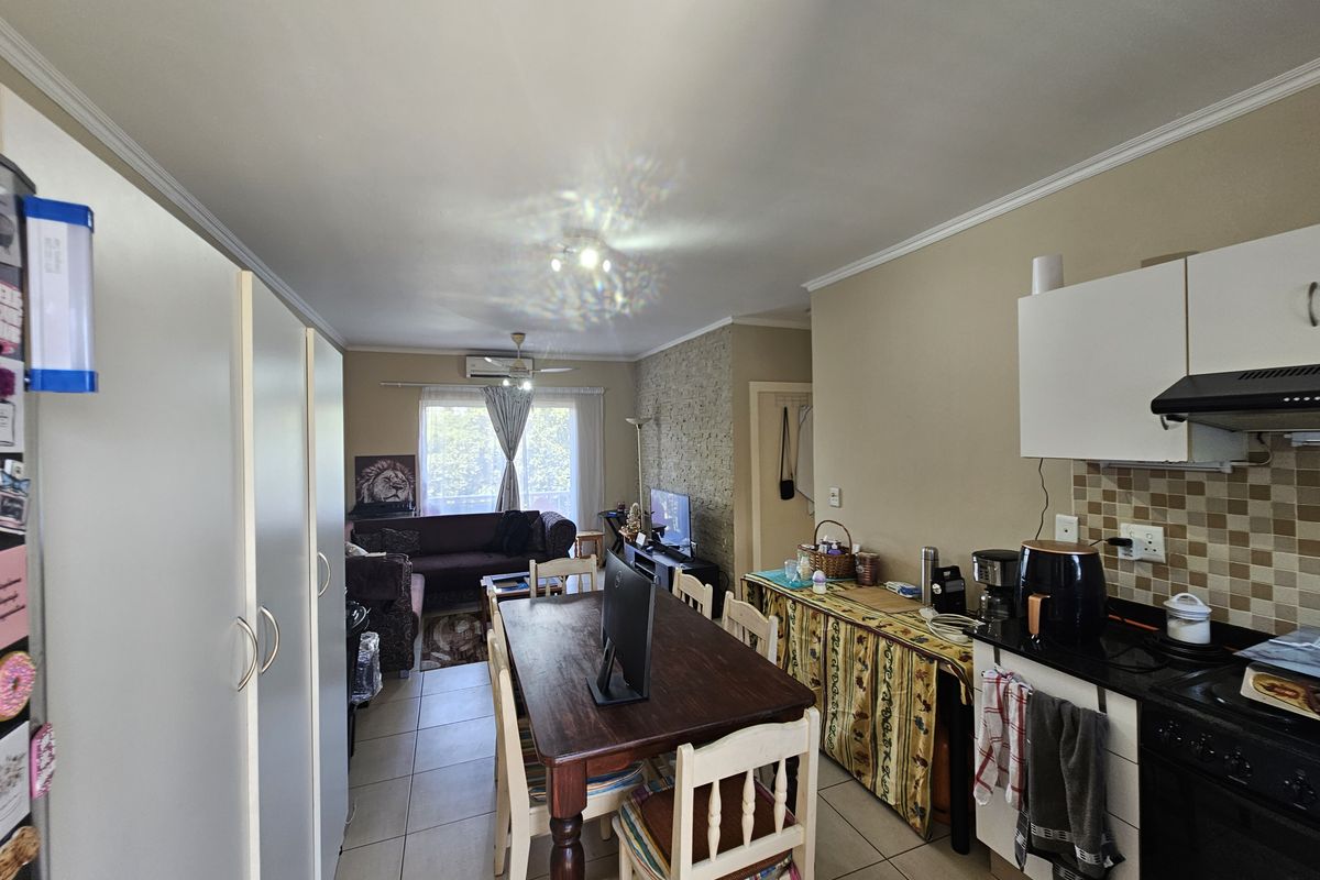 2-Bedroom Top Floor Apartment in Manor Mews, Manor Estate - Photo 3