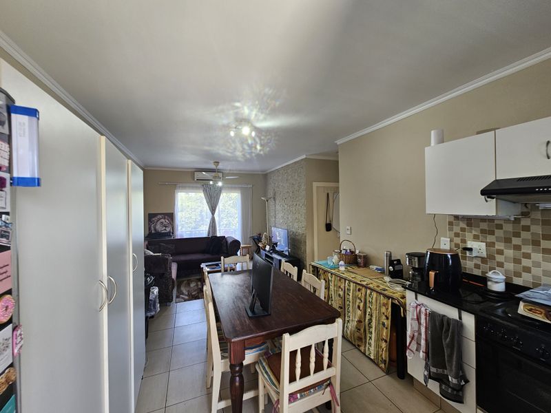 2-Bedroom Top Floor Apartment in Manor Mews, Manor Estate - Photo 3