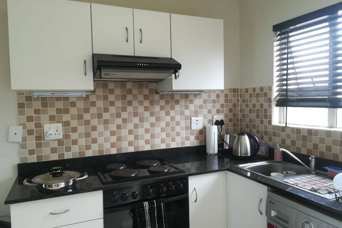 2-Bedroom Top Floor Apartment in Manor Mews, Manor Estate - Photo 4