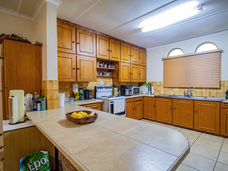 Spacious 4-Bedroom Entertainer’s Dream – Walking Distance to Schools - Photo 10