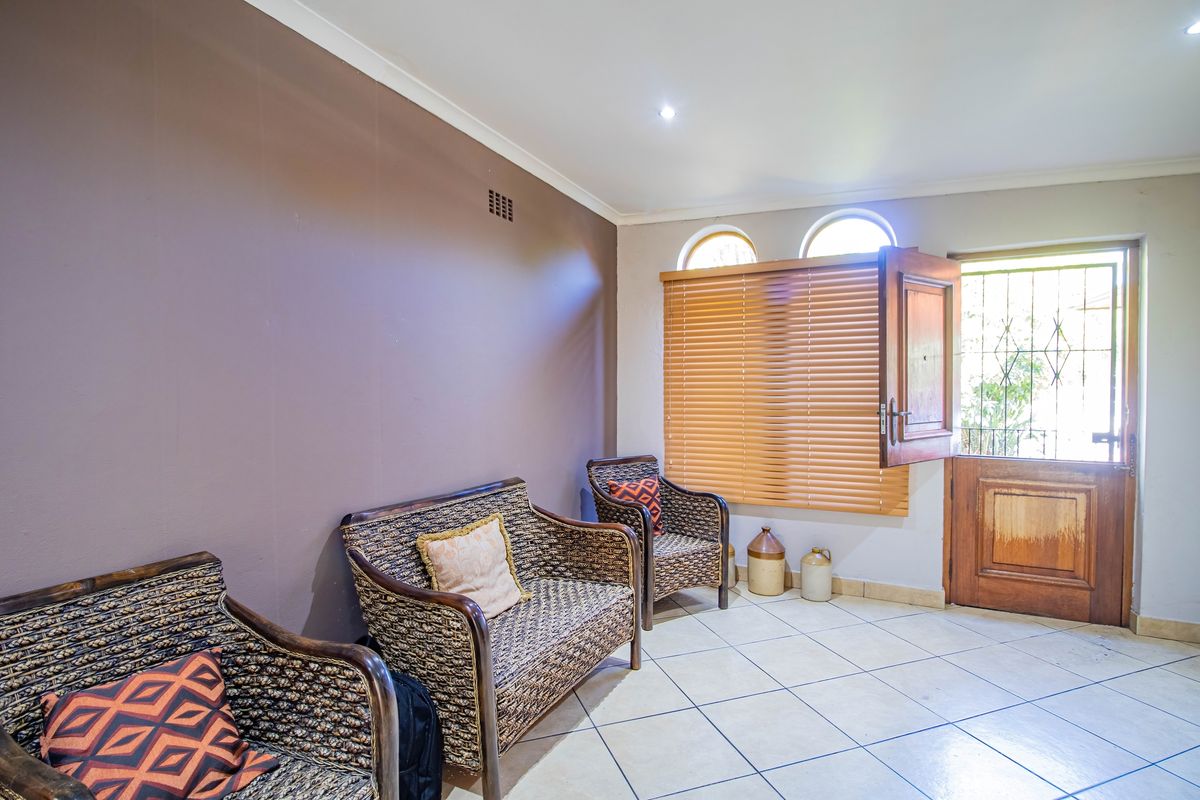 Spacious 4-Bedroom Entertainer’s Dream – Walking Distance to Schools - Photo 4