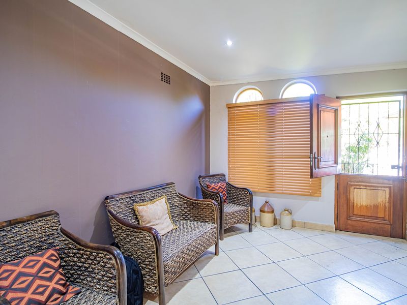 Spacious 4-Bedroom Entertainer’s Dream – Walking Distance to Schools - Photo 4