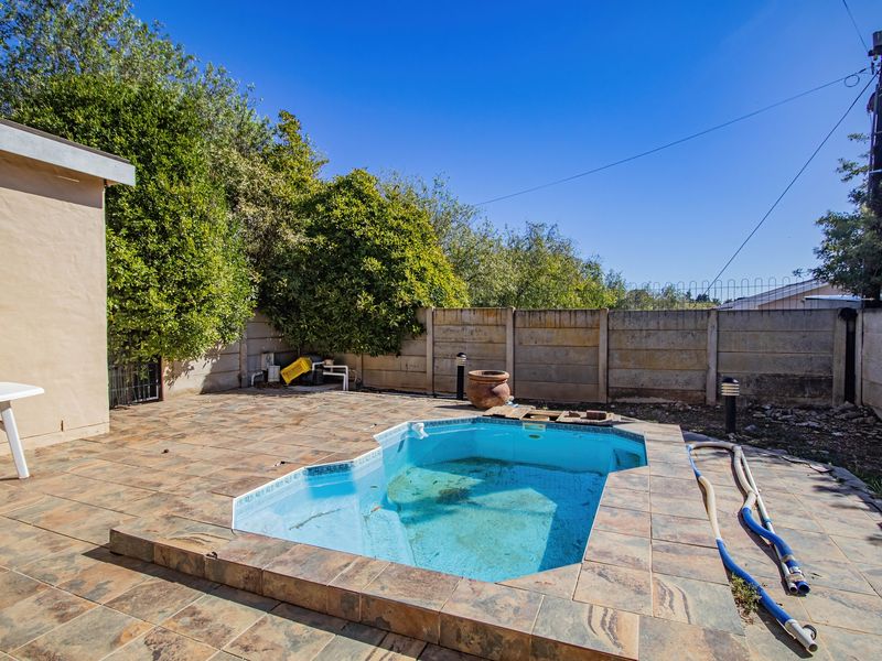 Spacious 4-Bedroom Entertainer’s Dream – Walking Distance to Schools - Photo 9