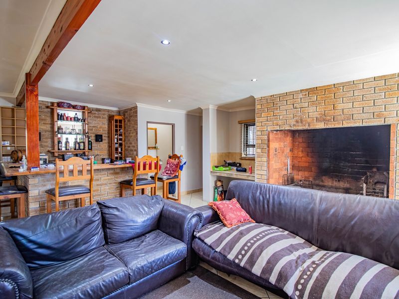 Spacious 4-Bedroom Entertainer’s Dream – Walking Distance to Schools - Photo 7