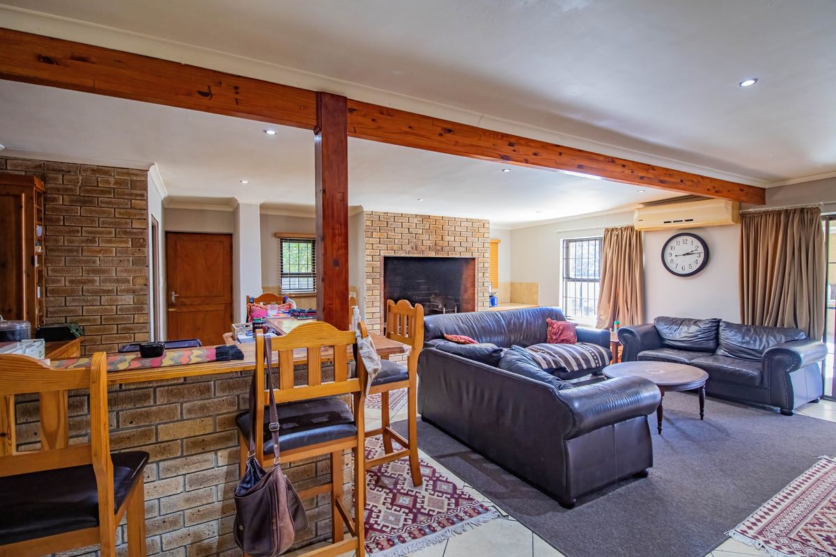 Spacious 4-Bedroom Entertainer’s Dream – Walking Distance to Schools - Photo 5