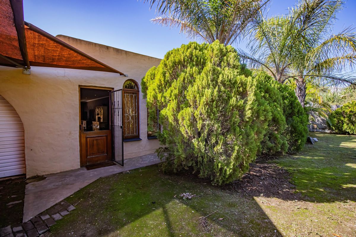 Spacious 4-Bedroom Entertainer’s Dream – Walking Distance to Schools - Photo 3