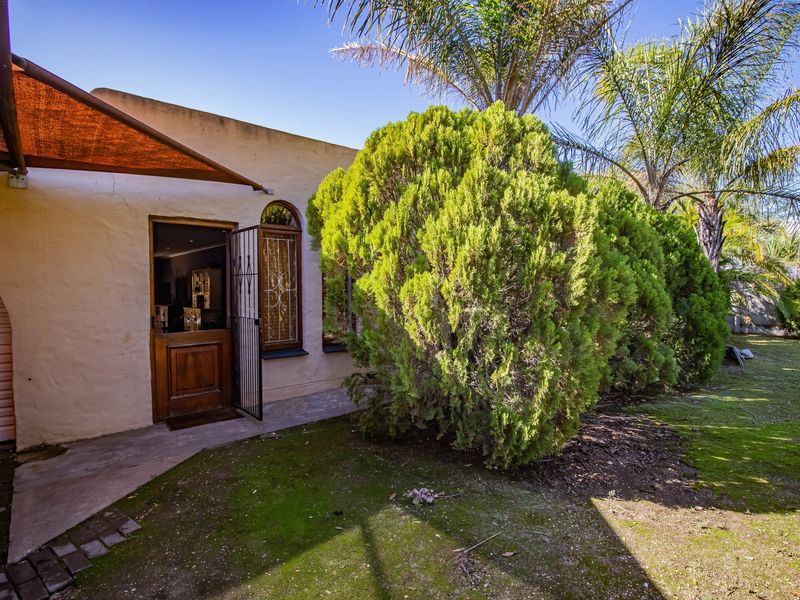 Spacious 4-Bedroom Entertainer’s Dream – Walking Distance to Schools - Photo 3