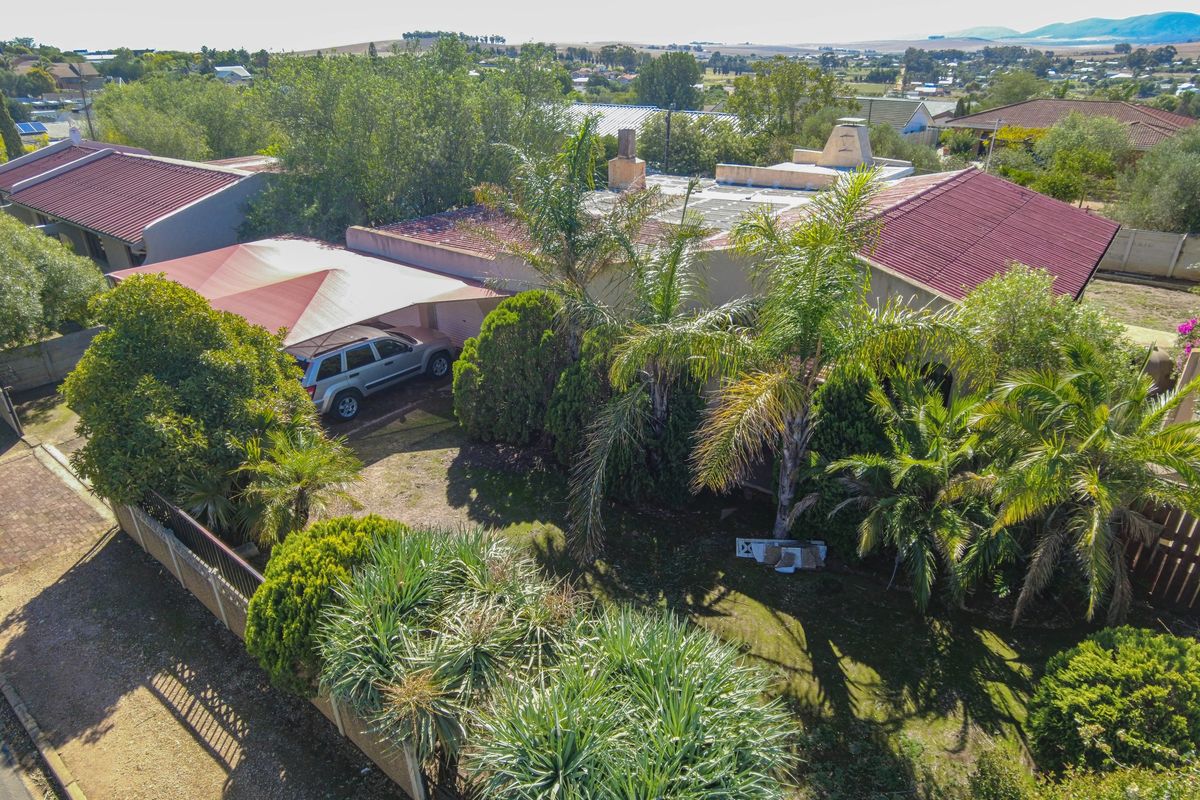 Spacious 4-Bedroom Entertainer’s Dream – Walking Distance to Schools - Photo 2