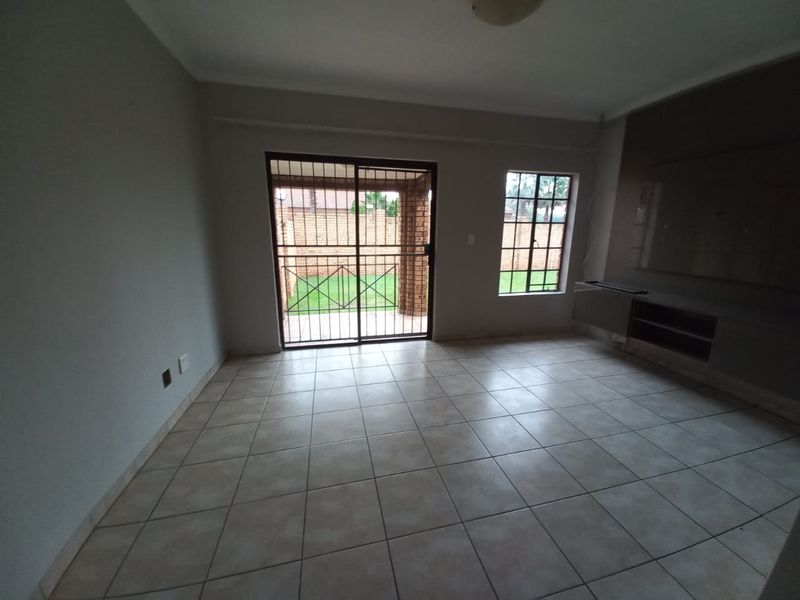 Two bedroom townhouse in Kookrus Meyerton - Photo 5