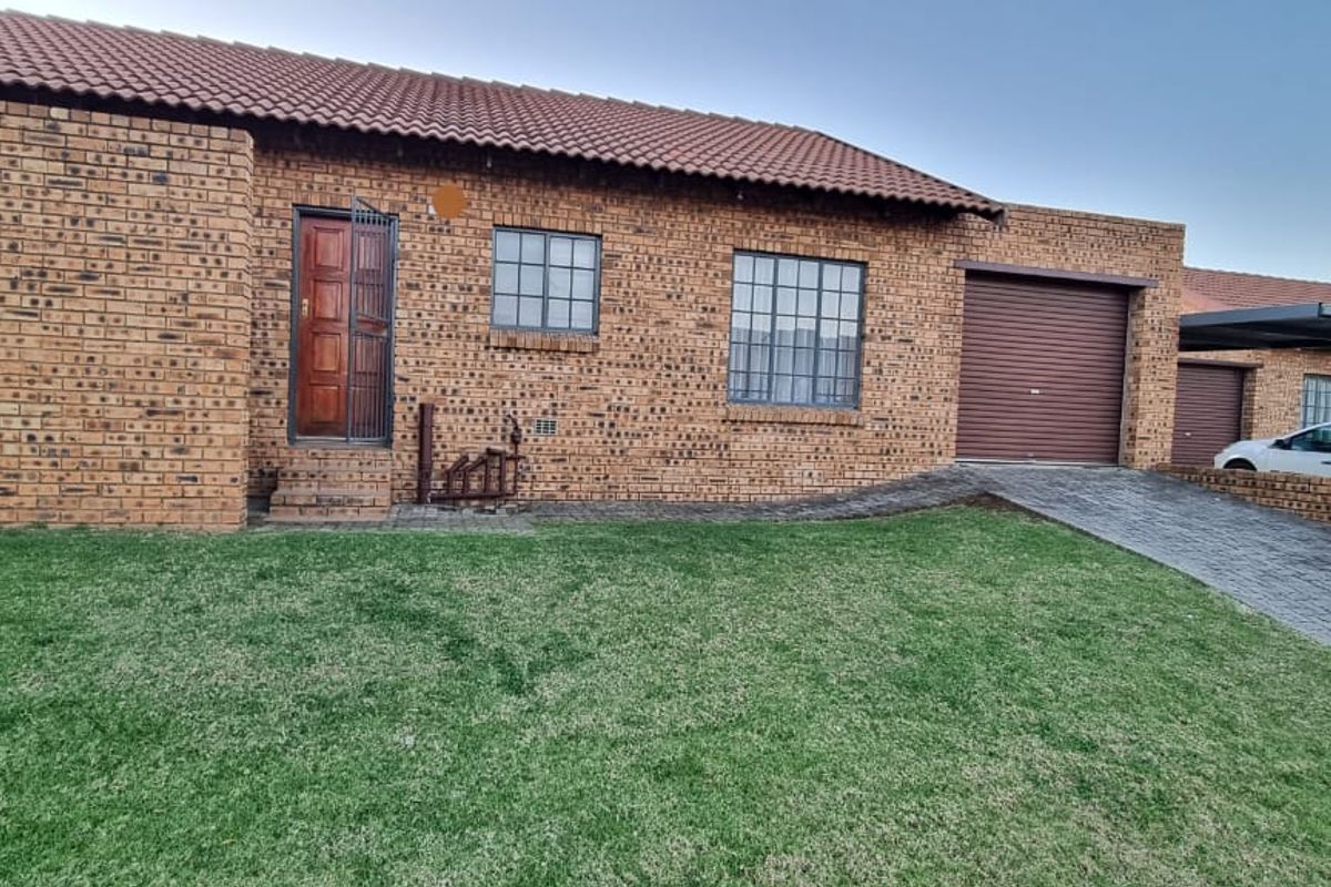 Two bedroom townhouse in Kookrus Meyerton - Photo 2