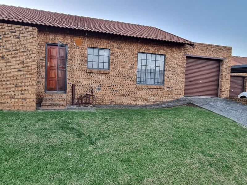Two bedroom townhouse in Kookrus Meyerton - Photo 2