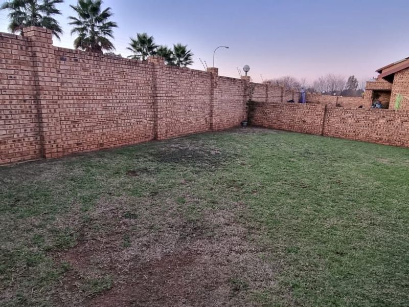 Two bedroom townhouse in Kookrus Meyerton - Photo 3