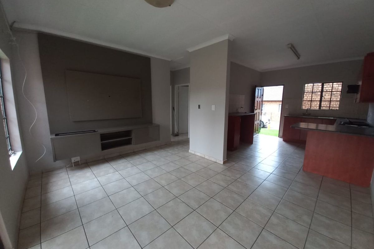Two bedroom townhouse in Kookrus Meyerton - Photo 4