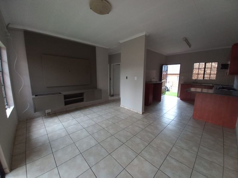 Two bedroom townhouse in Kookrus Meyerton - Photo 8