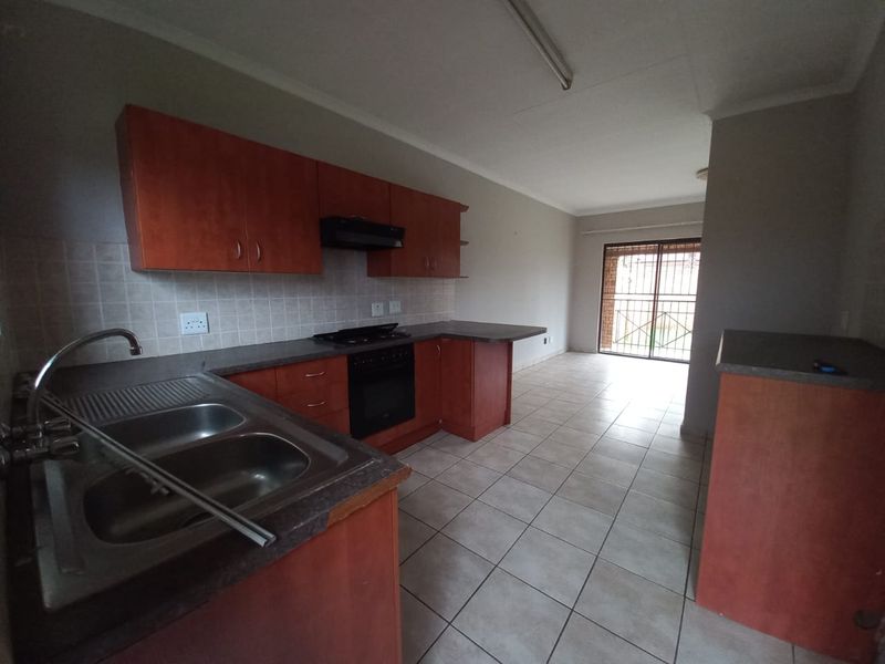 Two bedroom townhouse in Kookrus Meyerton - Photo 6