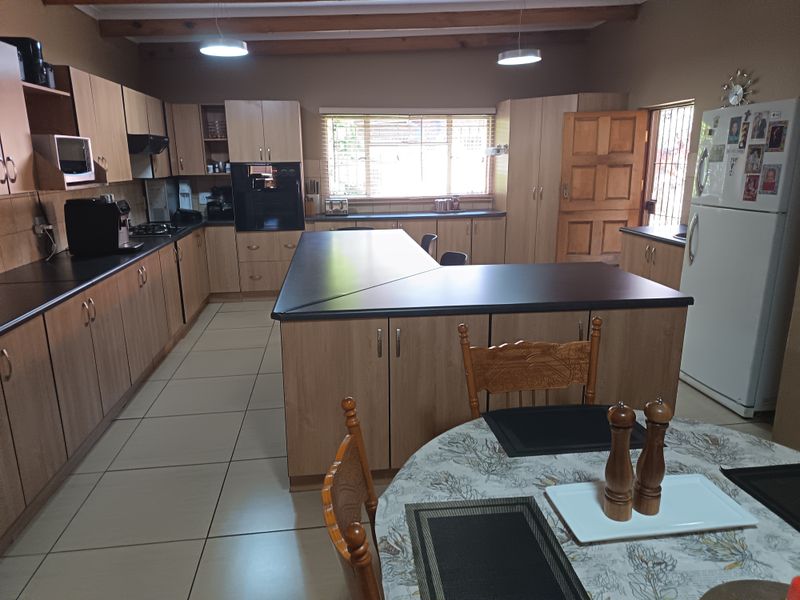 Four bedroom house in Golfpark, Meyerton - Photo 9