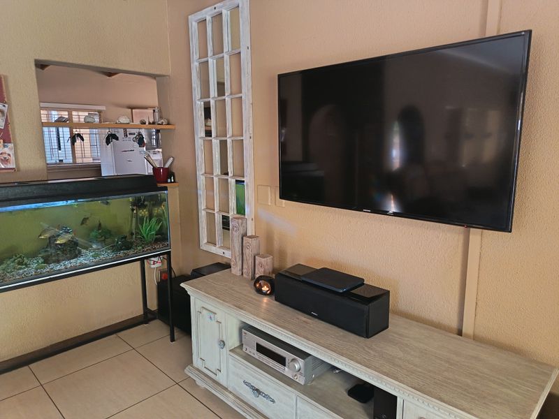 Four bedroom house in Golfpark, Meyerton - Photo 7