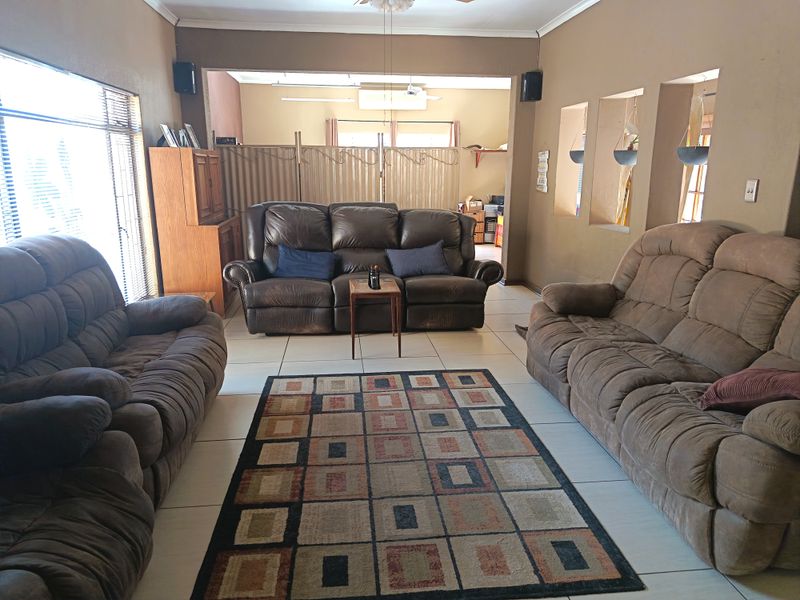 Four bedroom house in Golfpark, Meyerton - Photo 6